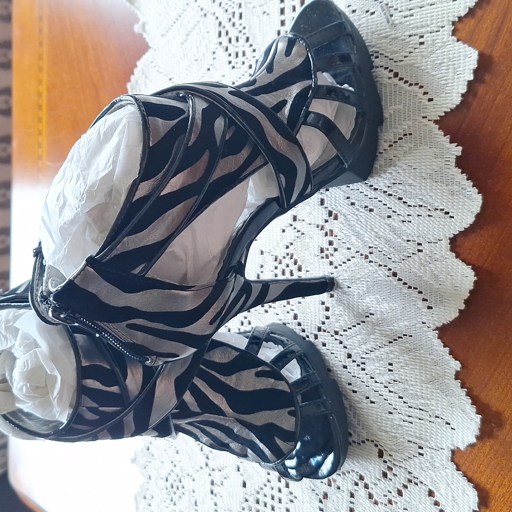 NiB Circle Zebra Print Black & Silver Open Toe Heels Size 6.5 - Picture 3 of 8